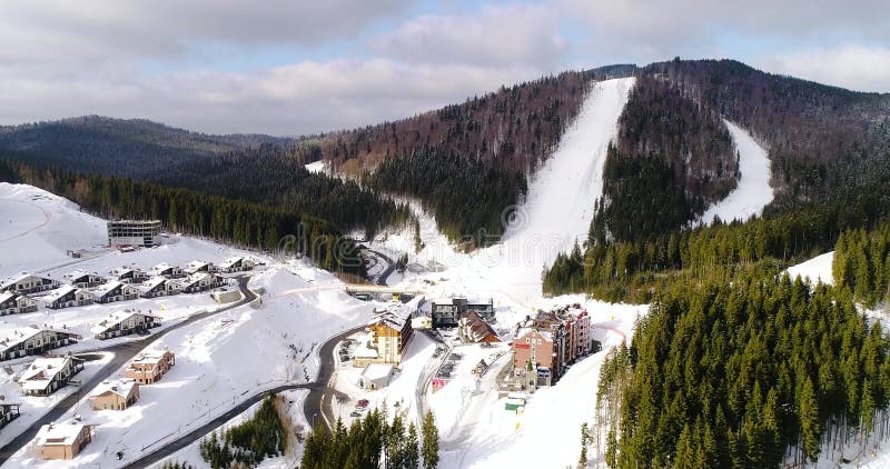 滑雪场的鸟瞰图在山的在冬天